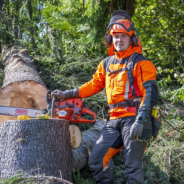 Metsuri-metsäpalvelujen tuottaja Juho Tähkänen työssään Metsuri-metsäpalvelujen tuottaja Juho Tähkänen työssään